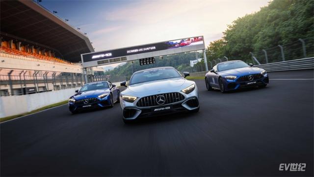 03.直线赛道上，全新梅赛德斯-AMG SL 63 4MATIC+以“一人一机”理念打造的AMG V8双涡轮增压发动机，带来更加酣畅淋漓的加速体验.jpg