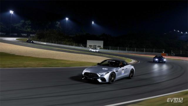 04.弯道之中，全新梅赛德斯-AMG SL 63 4MATIC+以SL家族首载的AMG高性能四轮驱动增强版、后轮主动转向系统等领先科技，实现精准稳定的操控表现.jpg