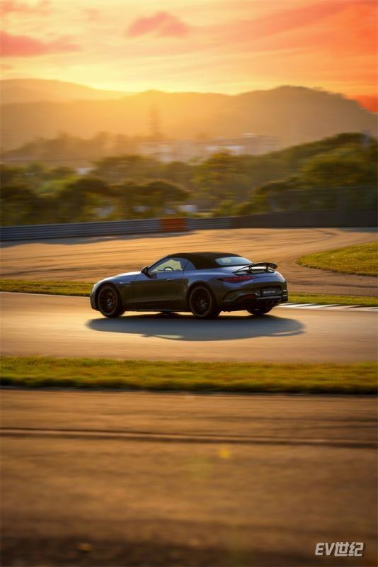05.梅赛德斯-AMG SL 63 4MATIC+标配5级可调的主动式可调尾翼，可选装主动式空气动力学部件，由此进一步提升驾控稳定性.jpg