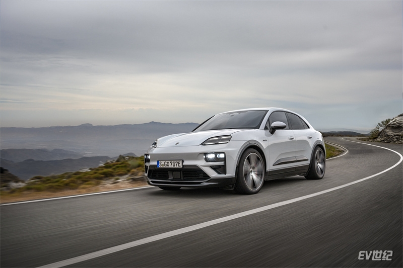 Macan_Turbo_4.jpg