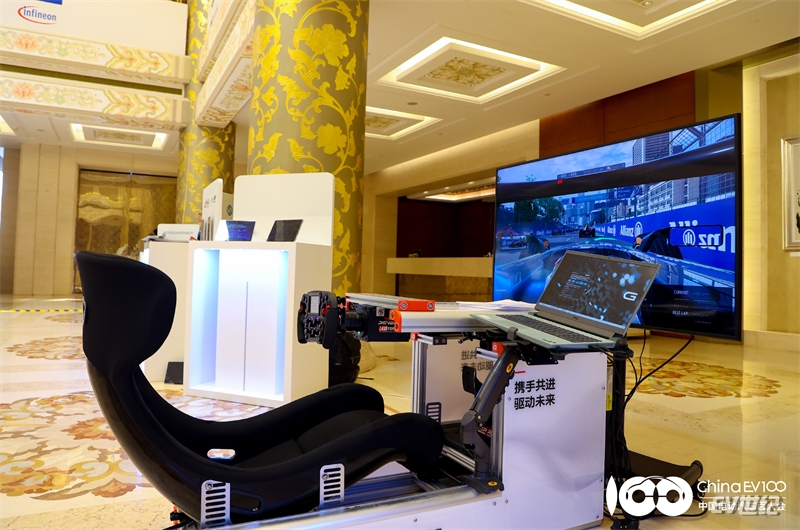 ABB在中国电动汽车百人会论坛（2024）展示了最新款电动方程式赛车模拟器.jpg