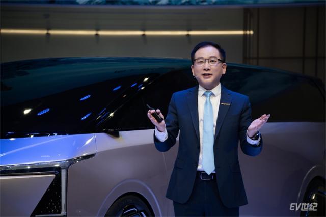 星途营销中心总经理黄招根发表讲话.jpg