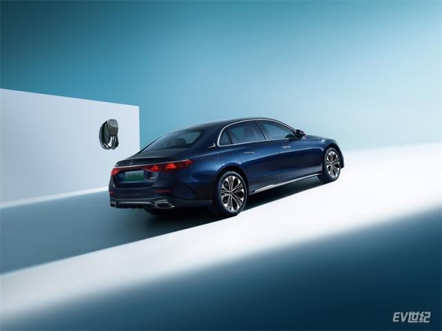 02.全新E 350 e L搭载奔驰第四代插电式混合动力技术，带来1+1大于2的豪华驾驶质感.jpg