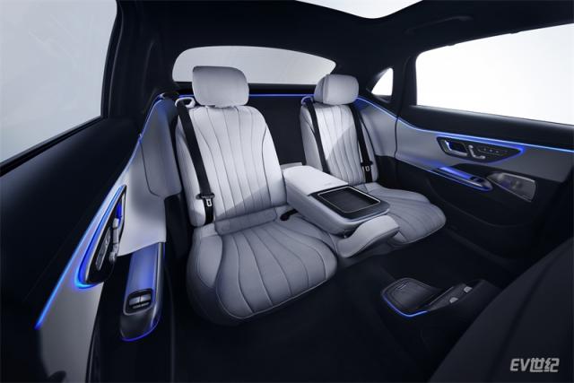 05.全新E 350 e L提供超10项中国专属后排豪华增配.jpg