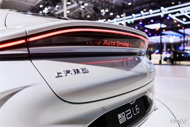 5、智己L6 ISC智慧灯语系统.jpg