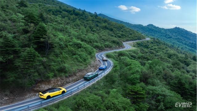 【专题稿】唤醒驾驶本能 征服云巅“赛道”，路特斯高颜值“冠军天团”劈弯牛背山，实力诠释“好看更好开”2556.jpg