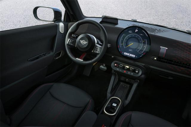 07.全新电动MINICooper内饰.jpg