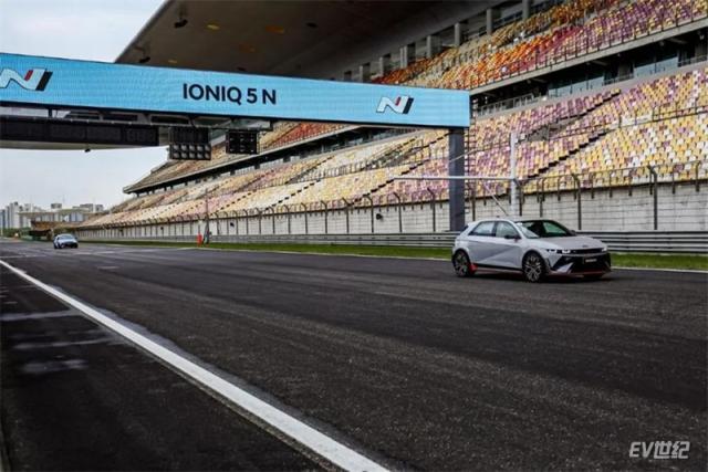 4、现代汽车N品牌首款量产高性能电动车IONIQ 5 N(艾尼氪5N)可在上海国际赛车场连续驰骋八圈.jpg