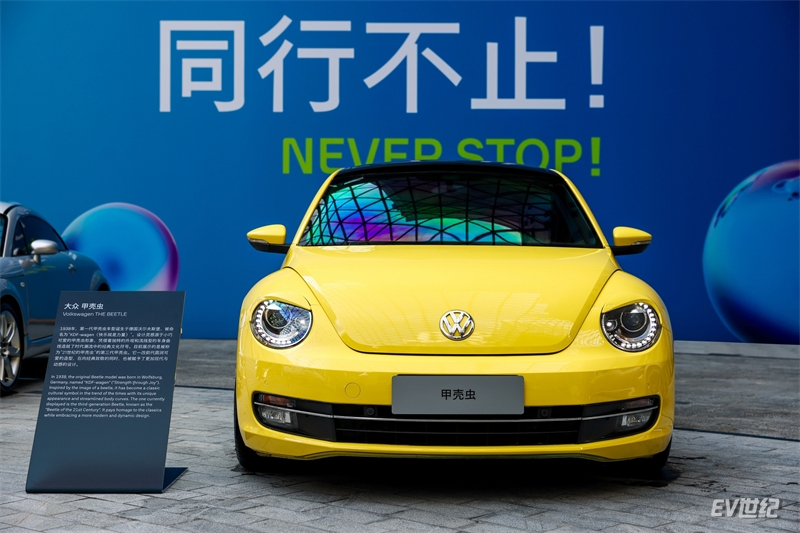 10.大众甲壳虫车型凭借着独特的外观和流线型的车身曲线造就了时代潮流中的经典文化符号.jpg