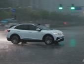 地平线高阶智驾方案SuperDrive挑战雨天晚高峰，全程无接管堪称“老司机”