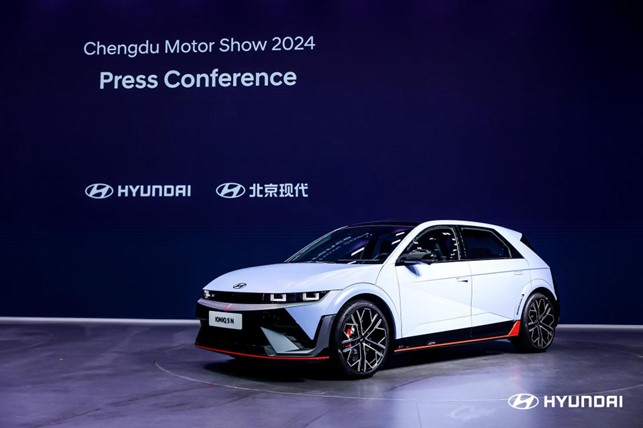 9、现代汽车N品牌首款量产高性能电动车IONIQ 5 N(艾尼氪5N)在成都车展中正式上市.jpg