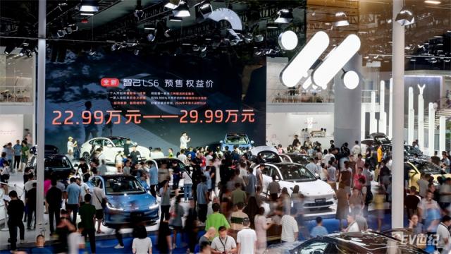 2、成都车展展台火爆.jpg