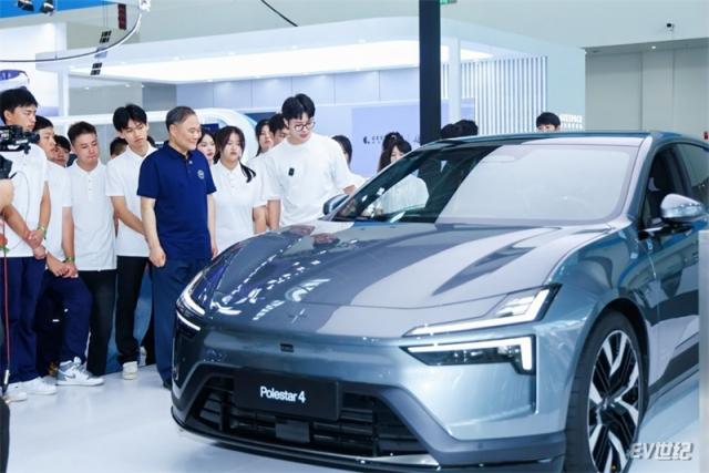 1-吉利控股集团董事长李书福为极星Polestar现场“打call”“点赞”.jpg