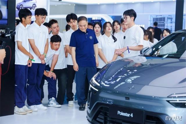 2-李书福探访极星Polestar展台.jpg