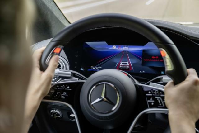 05. 梅赛德斯-奔驰DRIVE PILOT驾驶领航系统采用冗余系统架构，确保在极端情况下驾驶员也能安全接管车辆.jpg