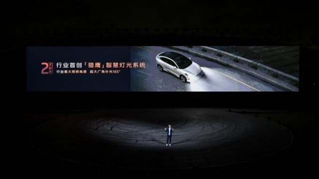 8、行业首创“猎鹰智慧灯光系统”.jpg