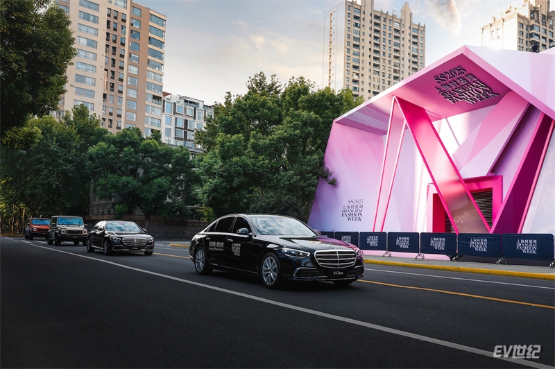 14.梅赛德斯-奔驰带来G级越野车、S级轿车及新一代V级MPV作为官方VIP礼宾车，伴随时尚的创造者、引领者们奔赴充满妙想的灵感之界.jpg