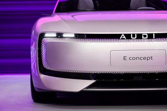 4. AUDI E 概念车环形灯面.jpg