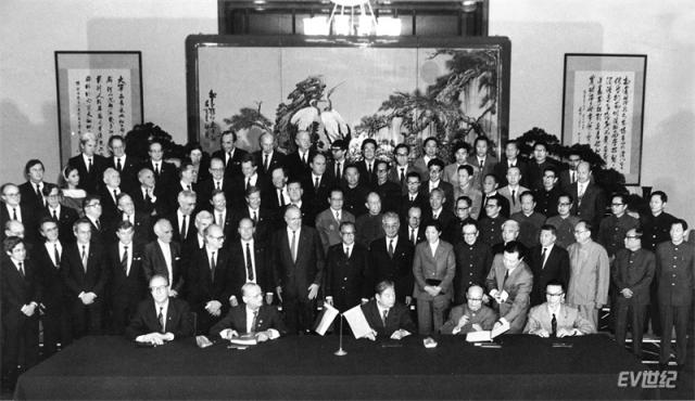 1984年10月第一次签约_副本.jpg