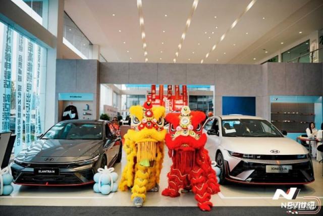 4、N Space成都店内展出Elantra N和IONIQ 5 N(艾尼氪5N)两款车型.jpg