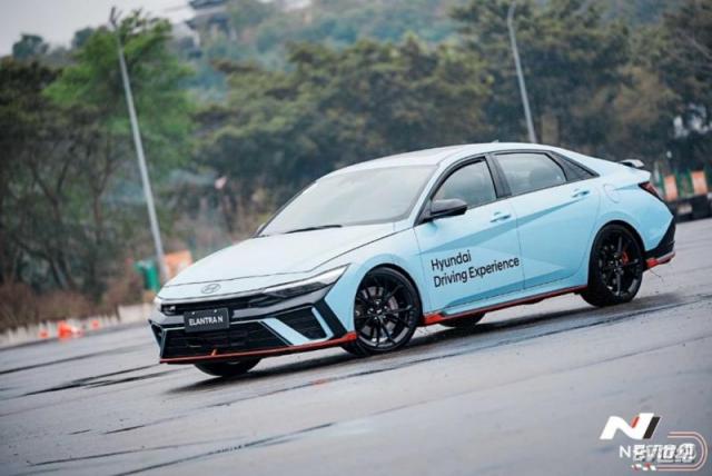 6、大家在活动中感受Elantra N的强劲动力和精准操控所带来的驾驶乐趣.jpg
