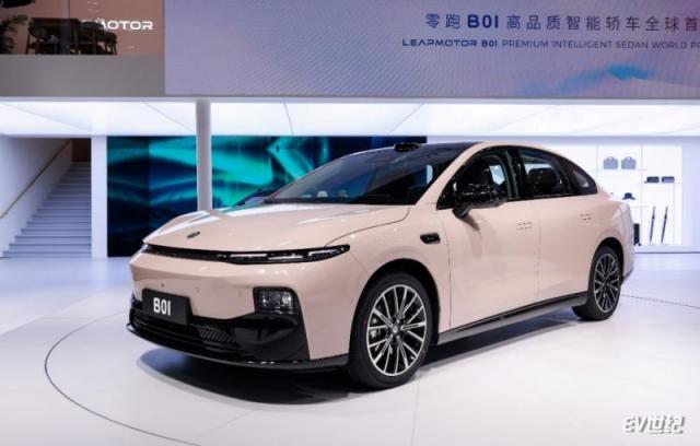 【B01新闻稿】零跑B01全球首秀：定义年轻人的高品质智能轿车新标杆995.png