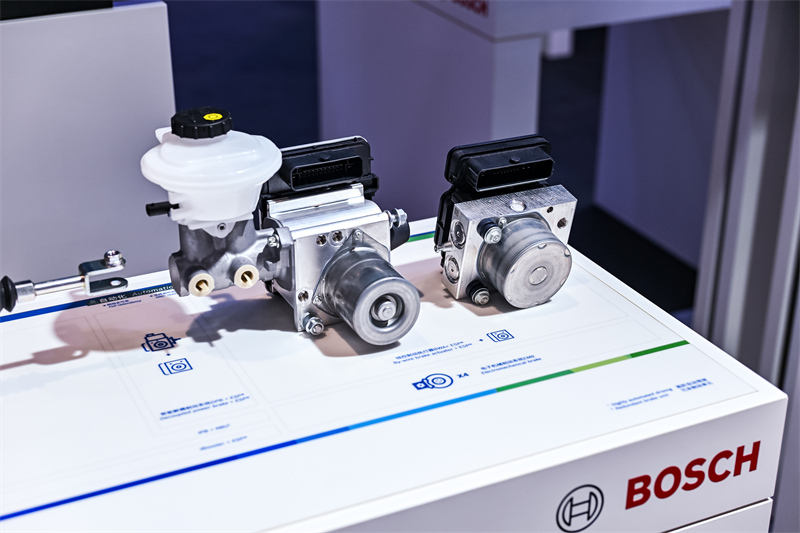 09+液压线控制动执行器BWA+ESP®解决方案+Hydraulic+based+by-wire+brake+actuator+BWA+and+ESP®+solution.jpg