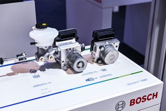 09+液压线控制动执行器BWA+ESP®解决方案+Hydraulic+based+by-wire+brake+actuator+BWA+and+ESP®+solution.jpg