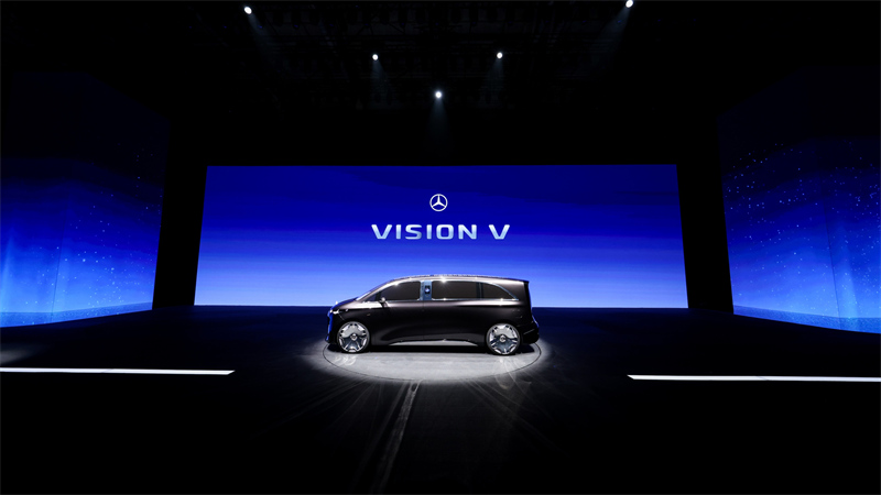 13.Vision V概念车揭幕了梅赛德斯-奔驰的前瞻构想。其以“私享贵宾厅”为理念，融合豪华空间、专属尊享与前所未有的沉浸式数字体验.jpg