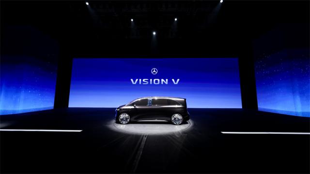13.Vision V概念车揭幕了梅赛德斯-奔驰的前瞻构想。其以“私享贵宾厅”为理念，融合豪华空间、专属尊享与前所未有的沉浸式数字体验.jpg
