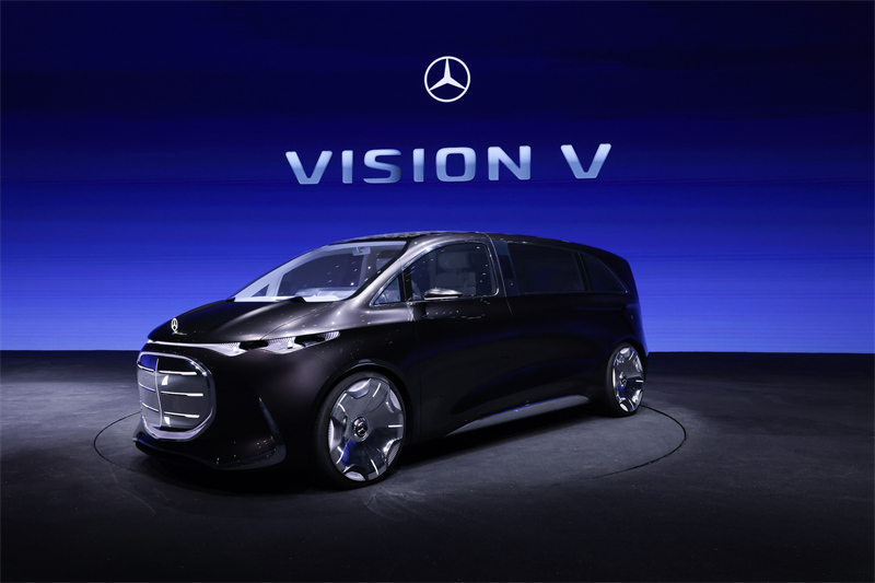 17.Vision V概念车引擎盖上首次搭载可发光的三叉星徽立标，发光镀铬格栅以近200个照明单元环绕.jpg