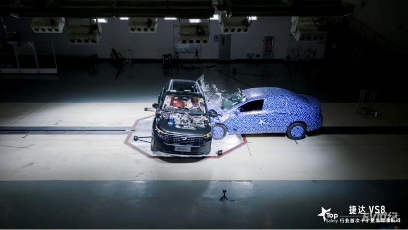 【新闻稿】钢筋铁骨才能守护家人 捷达VS8 硬扛超严苛碰撞Top safety“十字夹击”挑战成功 7.25246.png