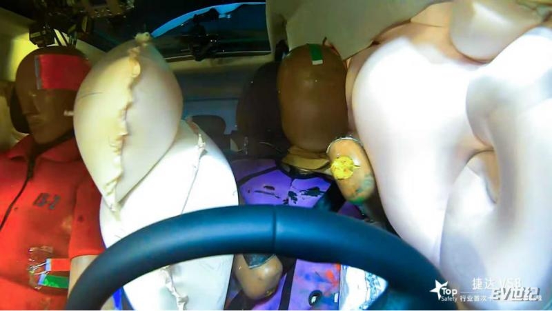 【新闻稿】钢筋铁骨才能守护家人 捷达VS8 硬扛超严苛碰撞Top safety“十字夹击”挑战成功 7.25615.png