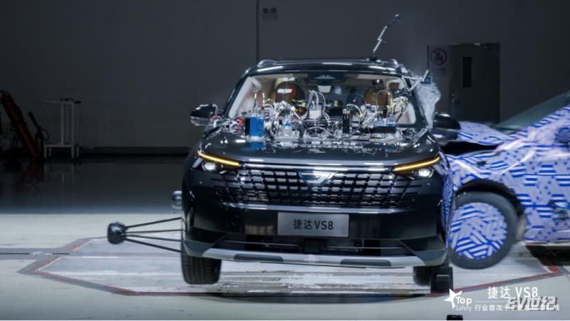【新闻稿】钢筋铁骨才能守护家人 捷达VS8 硬扛超严苛碰撞Top safety“十字夹击”挑战成功 7.25823.png