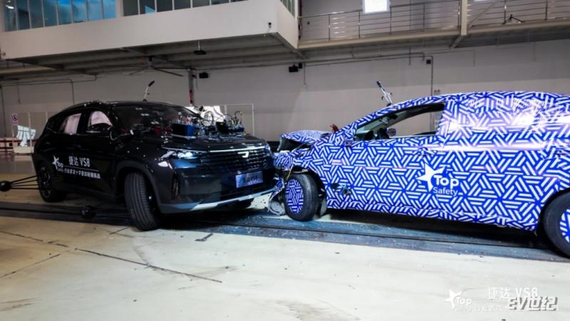 【新闻稿】钢筋铁骨才能守护家人 捷达VS8 硬扛超严苛碰撞Top safety“十字夹击”挑战成功 7.251537.png