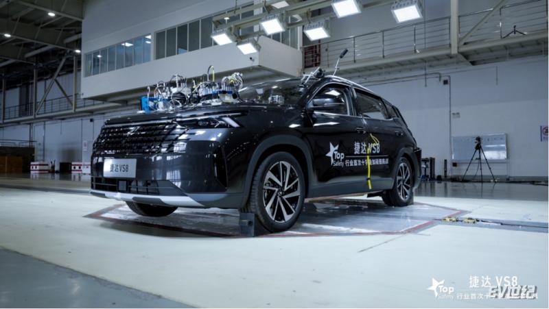 【新闻稿】钢筋铁骨才能守护家人 捷达VS8 硬扛超严苛碰撞Top safety“十字夹击”挑战成功 7.251826.png