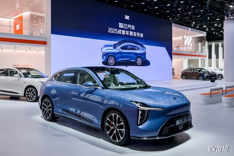 1、新一代智己LS6亮相成都车展_调整大小.jpg