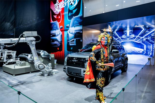 2.成都车展方程豹展台.jpg
