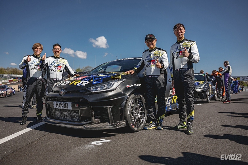 12-参加纽博格林24小时耐力赛的MORIZO（右2）和丰田大辅（左2）.jpg