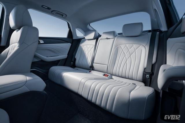 30224904c618be27d60924.jpg 5-吉利银河星耀6内饰_调整大小.jpg