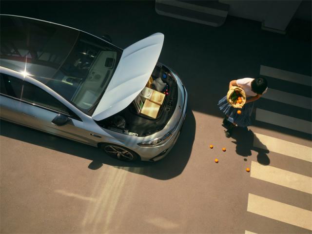 062247067411e3b1480364.jpg 14.全新奔驰纯电CLA是首款采用前备箱的梅赛德斯-奔驰纯电车型,101升前备箱有效拓展储物空间.jpg