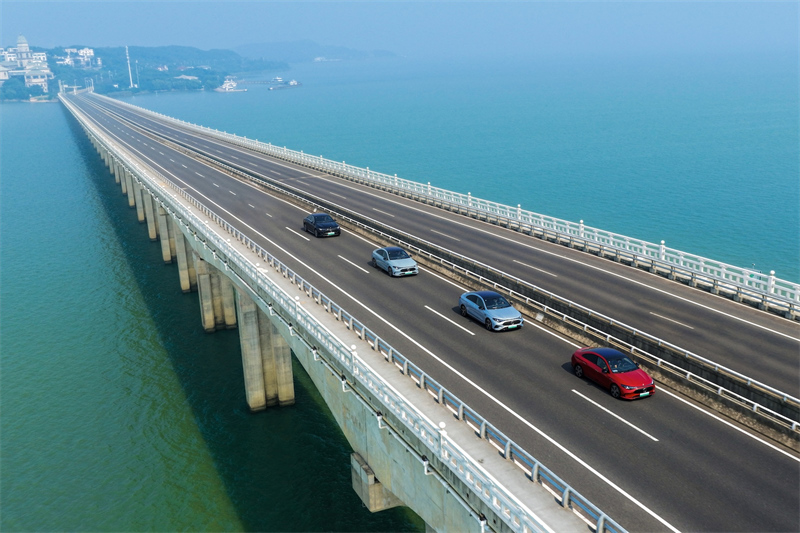 0622485138239ab98f2037.jpg 12.全新奔驰纯电CLA搭载以奔驰标准打造、并与Momenta合作研发的城区及高速领航辅助驾驶系统,奔驰首创的“人机共驾”理念带来更丝滑的变道体感,不抢方向盘的同时实现轻松驾驭.jpg