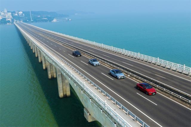 0622485138239ab98f2037.jpg 12.全新奔驰纯电CLA搭载以奔驰标准打造、并与Momenta合作研发的城区及高速领航辅助驾驶系统,奔驰首创的“人机共驾”理念带来更丝滑的变道体感,不抢方向盘的同时实现轻松驾驭.jpg