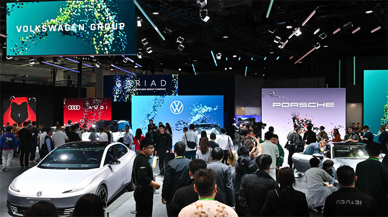 092034430d7bf5309d0170.jpg 新闻配图1-大众汽车集团进博会展台.jpg