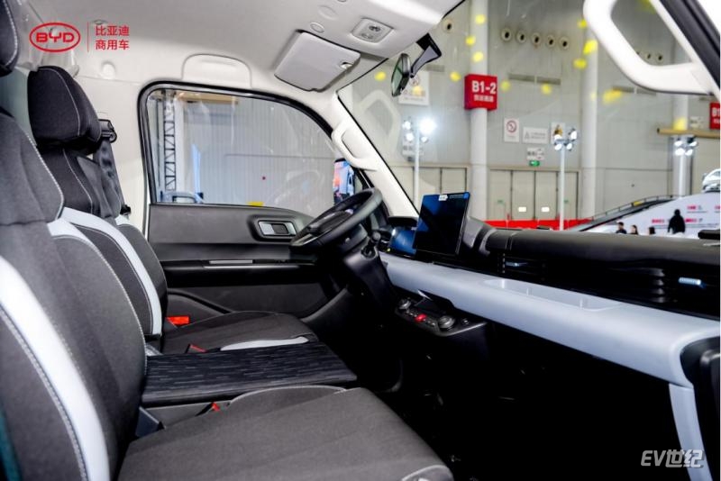 14162554aad5d4e1433071.png 比亚迪轿卡T4重磅发布!9.58万首发价格携6大权益重构城配新体验_20251114161721934.png