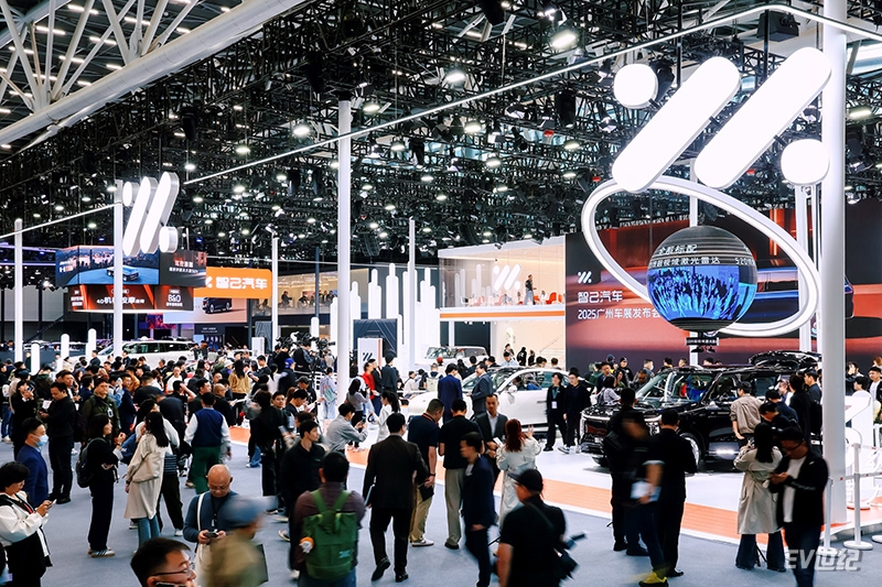 2116342737341bb47e3862.jpg 1、智己汽车广州车展展台.jpg