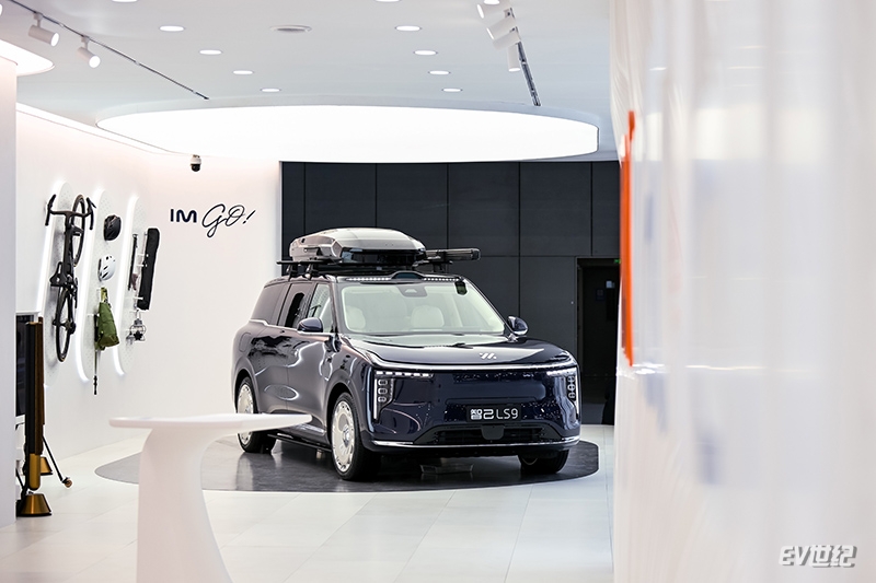 2116345525d4f3d6e22751.jpg 6、“上汽旗舰大六座”智己LS9重磅登陆广州车展.jpg