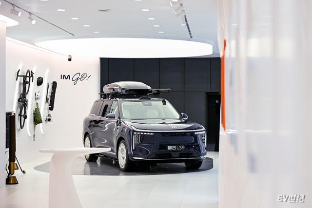 2116345525d4f3d6e22751.jpg 6、“上汽旗舰大六座”智己LS9重磅登陆广州车展.jpg