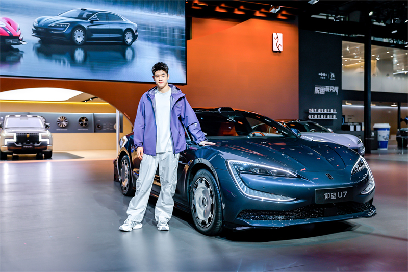 2216224464f65947649769.jpg 03仰望特邀U7形象大使潘展乐莅临展台.jpg