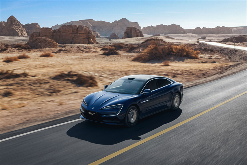 2216225975e15a72c93748.jpg 04仰望U7推出新外观色“星河蓝”与新内饰色“旭光橙”.jpg